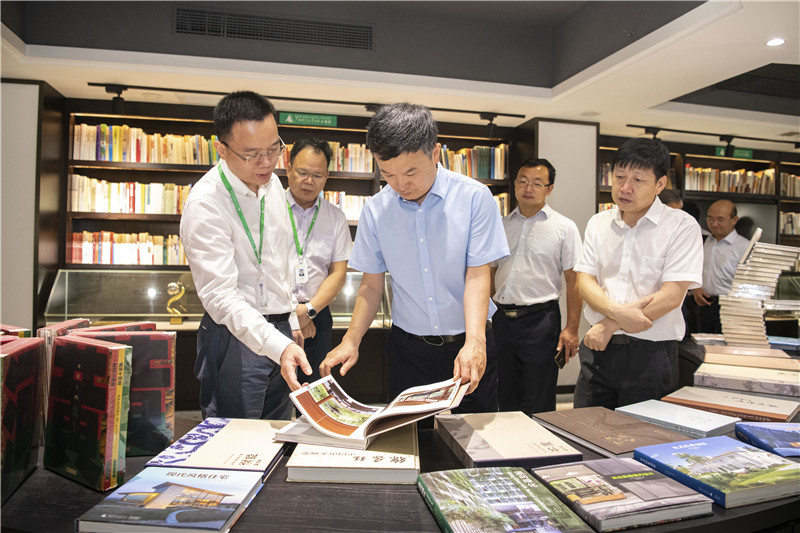 08 考察社史館（李顯楊 攝）.jpg